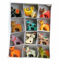 Box of 12 painted wooden animals, assorted 4cm